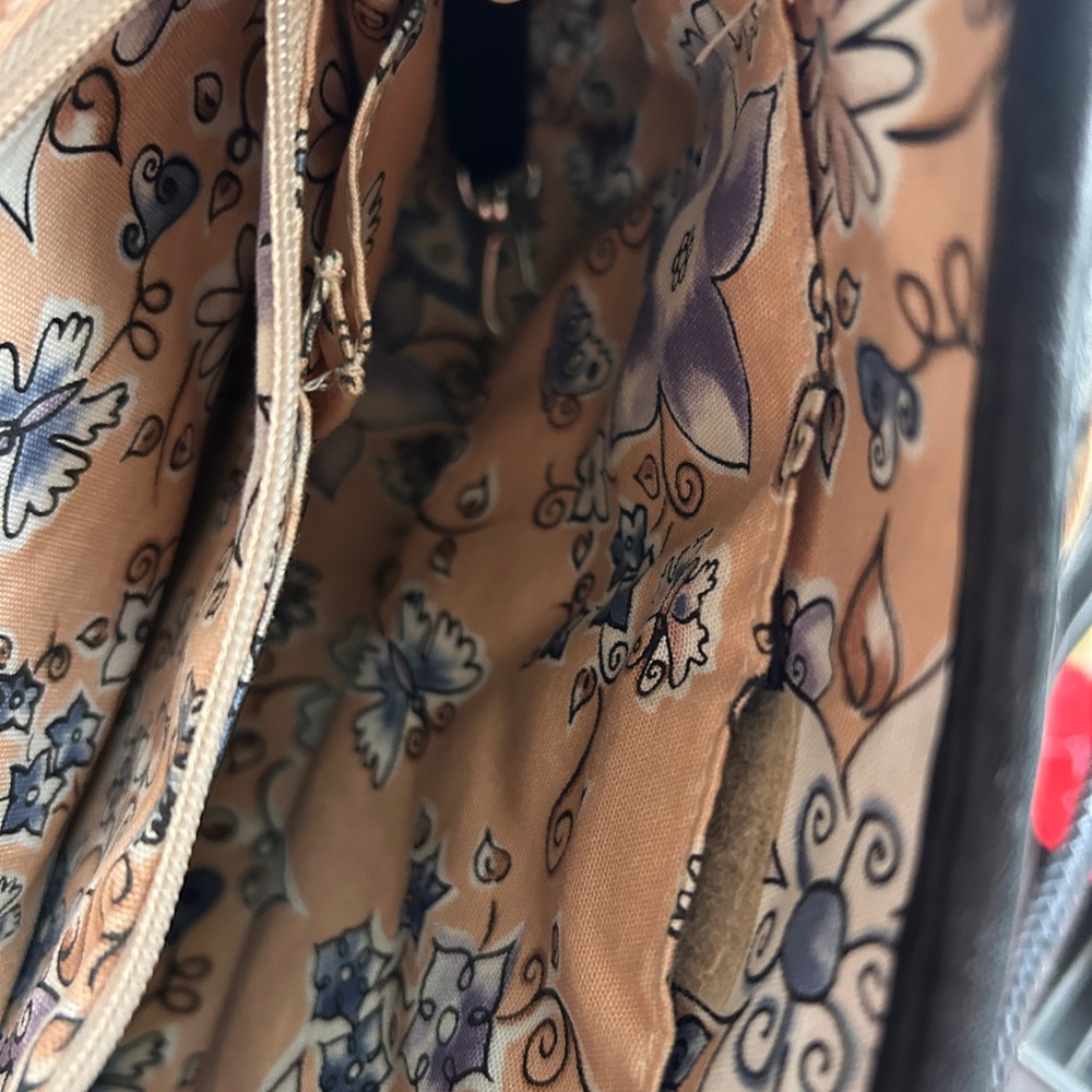 SOLD
VINTAGE!!!! Brighton Woven Tan and Black Shoulder Bag with Heart Charm - Picture 8 of 13
